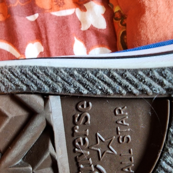 New Unisex Chuck Taylor Converse Sneakers - Picture 4 of 5